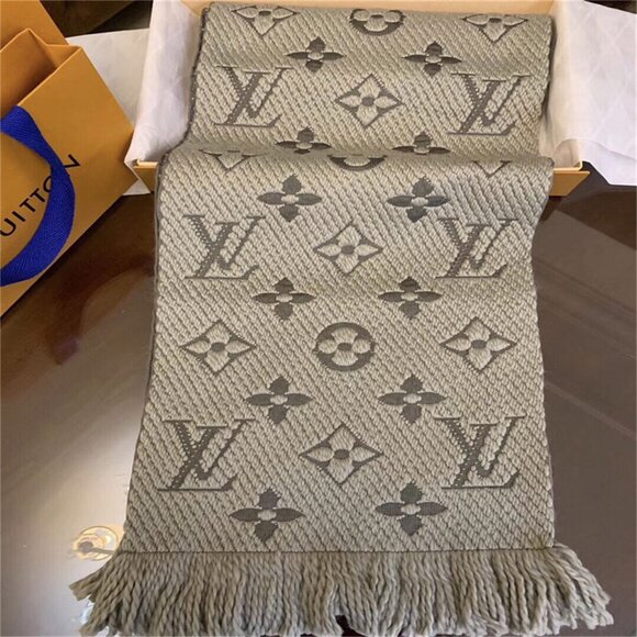 😛Louis Vuitton scarf with box😛 - Picture 4 of 8